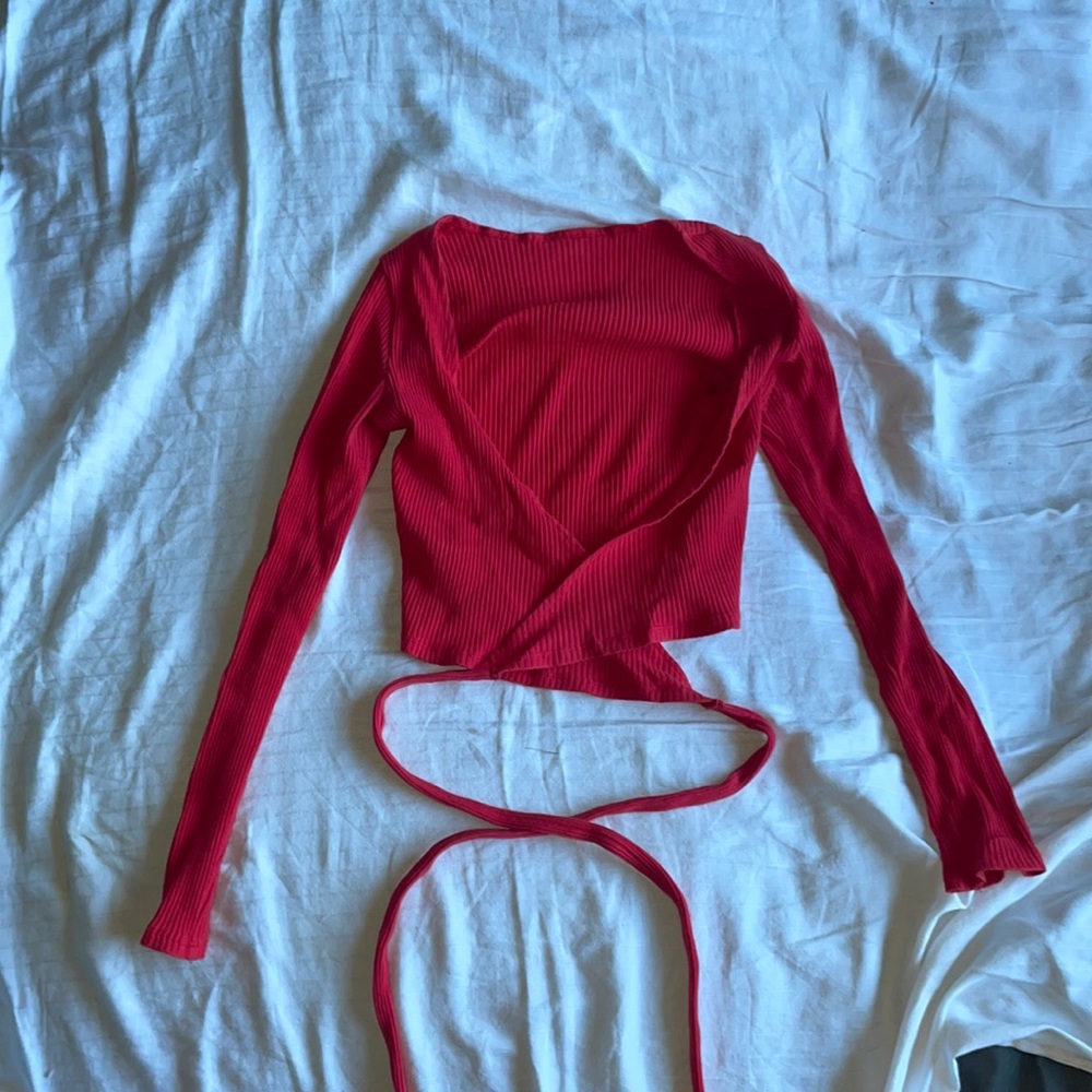 Red tie in back long sleeve crop top